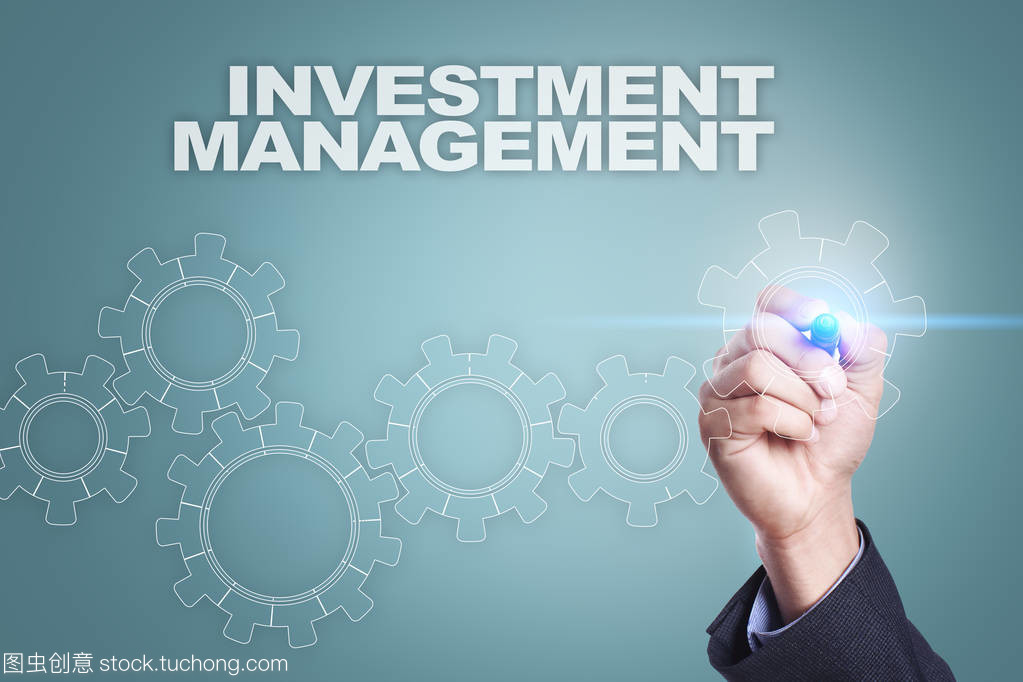 商人在虚拟屏幕上绘图 数字时代的投资管理新范式